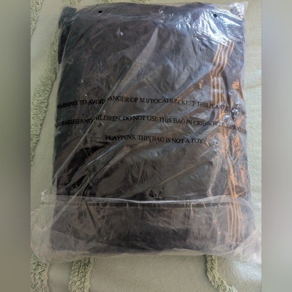 War Room Tracksuit New sz XL - Picture 2 of 5